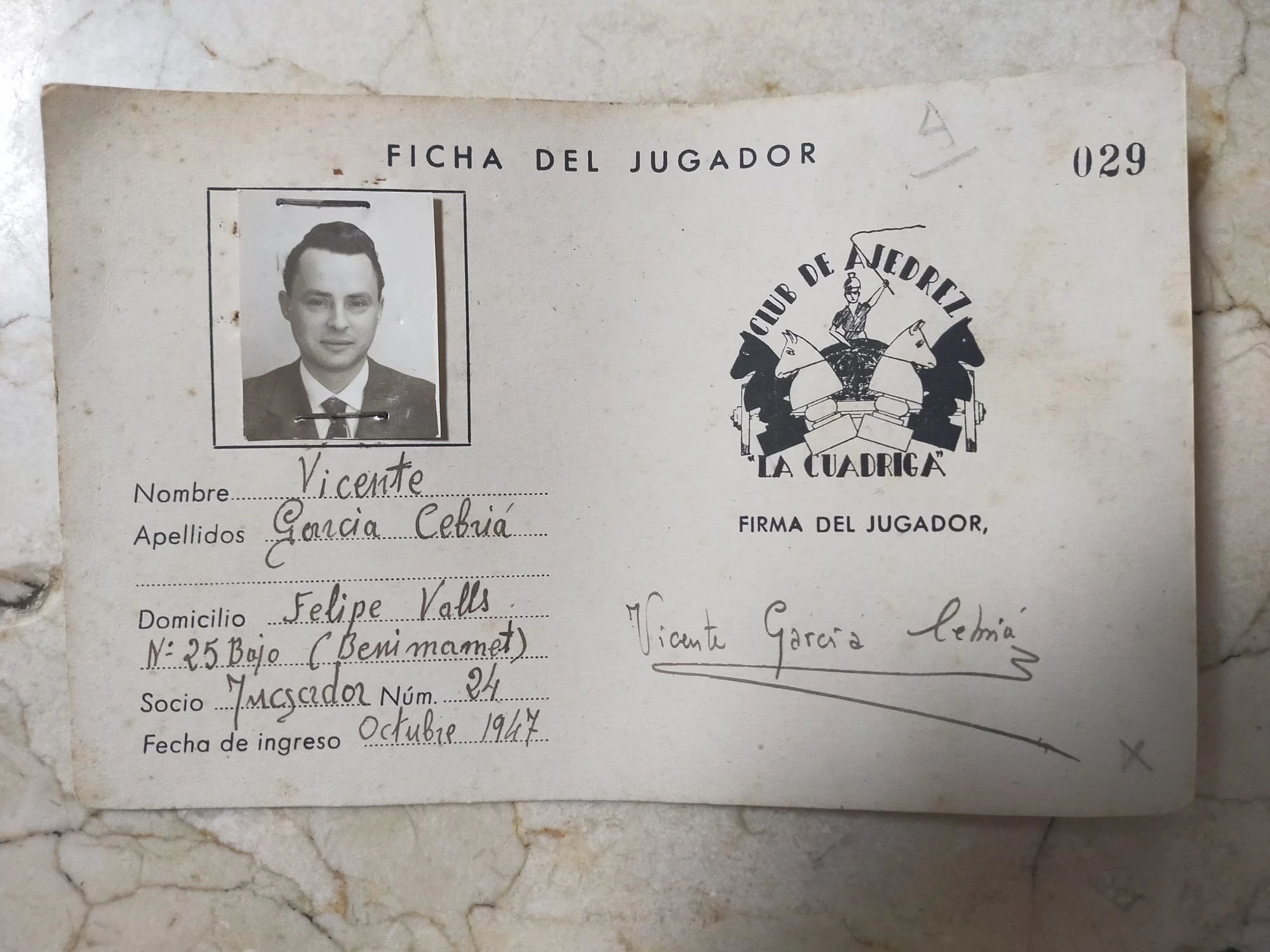 Ficha de jugador número 029 del Club de Ajedrez Burjassot a nombre de Vicente García Cebriá, con su retrato grapado, el escudo del club, su firma manuscrita y la fecha de ingreso en octubre de 1947.